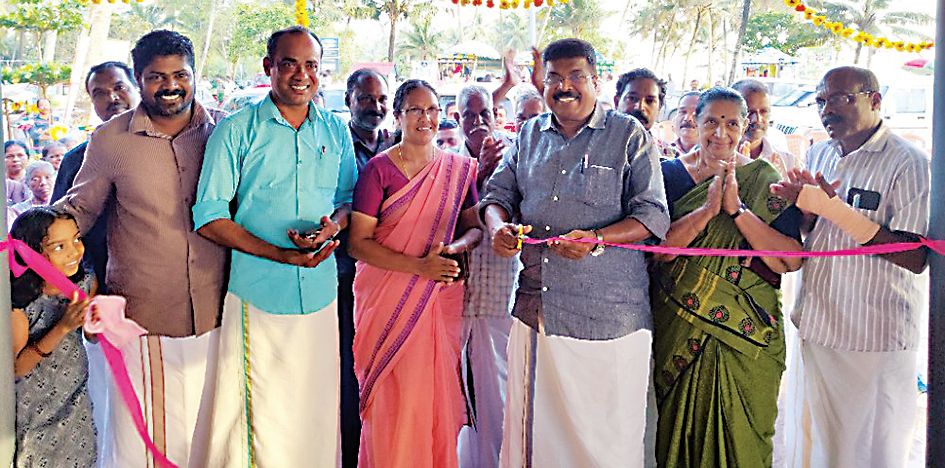 മാരാരിക്കുളം വടക്ക് പഞ്ചായത്ത് 14–-ാംവാർഡിൽ നിർമിച്ച മത്സ്യ ലേലഹാൾ പി പി ചിത്തരഞ്‌ജൻ എംഎൽഎ ഉദ്‌ഘാടനംചെയ്യുന്നു