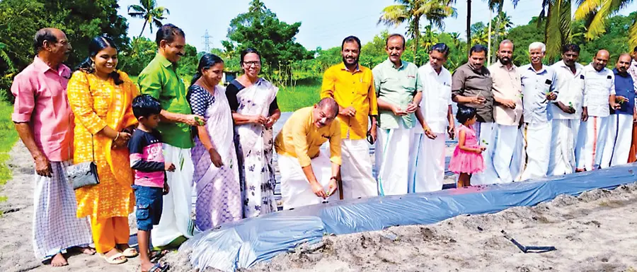 ഓണത്തിന് വിഷരഹിത പച്ചക്കറികളുടെ ഉൽപ്പാദനം ലക്ഷ്യമിട്ട് സംയോജിത കൃഷി കാമ്പയിൻ കമ്മിറ്റി ആരംഭിക്കുന്ന
കൃഷിയുടെ ജില്ലാതല ഉദ്ഘാടനം സിപിഐ എം ജില്ലാ സെക്രട്ടറി ആർ നാസർ നടത്തുന്നു