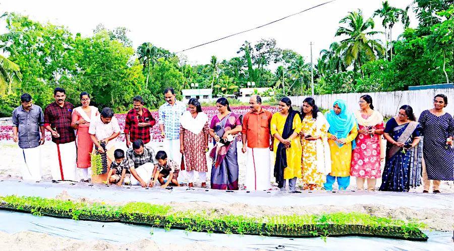 ജില്ല വഴിയോര കച്ചവട തൊഴിലാളി യൂണിയൻ ചേര്‍ത്തല ഏരിയ സമ്മേളനം സിഐടിയു ഏരിയ സെക്രട്ടറി  പി ഷാജിമോഹൻ ഉദ്‌ഘാടനംചെയ്യുന്നു