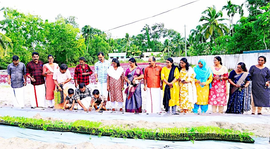 ജില്ല വഴിയോര കച്ചവട തൊഴിലാളി യൂണിയൻ ചേര്‍ത്തല ഏരിയ സമ്മേളനം സിഐടിയു ഏരിയ സെക്രട്ടറി  പി ഷാജിമോഹൻ ഉദ്‌ഘാടനംചെയ്യുന്നു