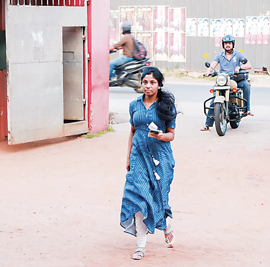 വോട്ടോട്ടം... ആലപ്പുഴ എസ് ഡി വി ബോയ്സ് എച്ച് എസിലെ ബൂത്തിലേക്ക്
അവസാന നിമിഷം ഓടിയെത്തുന്ന വോട്ടർ