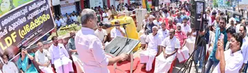 ഗ്യാനേഷ് കുമാറിനെ പുറത്താക്കണമെന്നാവശ്യപ്പെട്ട് എൽഡിഎഫ് ഹെഡ് പോസ്റ്റ് ഓഫീസിന് മുന്നിൽ നടത്തിയ ധർണ സിപിഐ എം ജില്ലാ സെക്രട്ടറി  ഇ എൻ സുരേഷ് ബാബു ഉദ്‌ഘാടനം ചെയ്യുന്നു