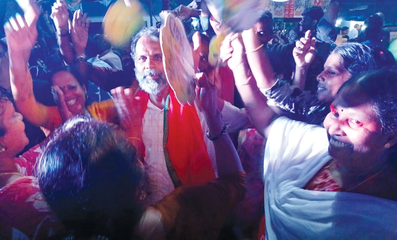വെള്ളാങ്ങല്ലൂർ ബ്ലോക്ക് പഞ്ചായത്ത് എടതിരിഞ്ഞി ഡിവിഷനിൽ നിന്ന് വിജയിച്ച എൽഡിഎഫ് സ്ഥാനാർഥി  വി ആർ രമേഷിനൊപ്പം പ്രവർത്തകർ ആഹ്ലാദം പങ്കിടുന്നു 