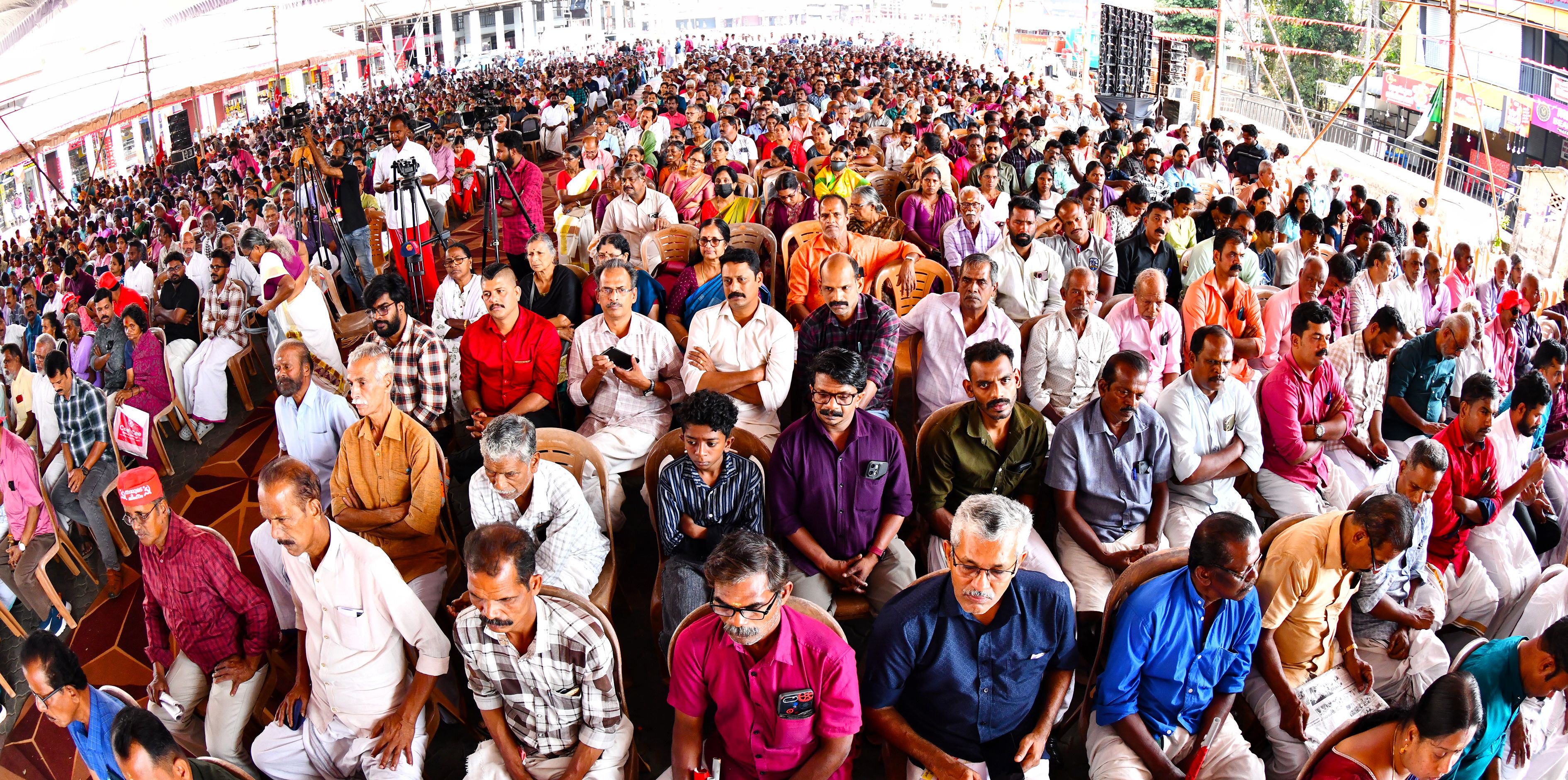 ഒറ്റപ്പാലത്ത് ജാഥയെ സ്വീകരിക്കാനെത്തിയവർ