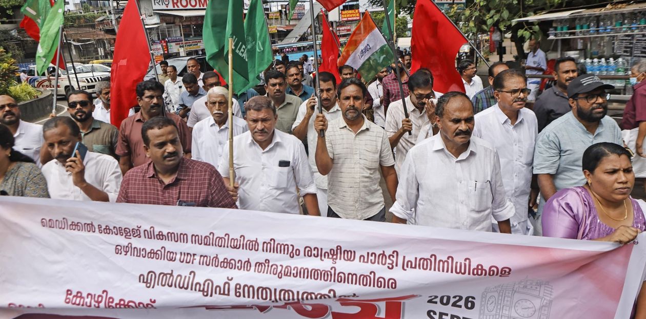 എൽഡിഎഫ് നേതൃത്വത്തിൽ കോഴിക്കോട് മെഡിക്കൽ കോളേജ്‌ ആശുപത്രിയിലേക്ക് നടന്ന മാർച്ച്‍