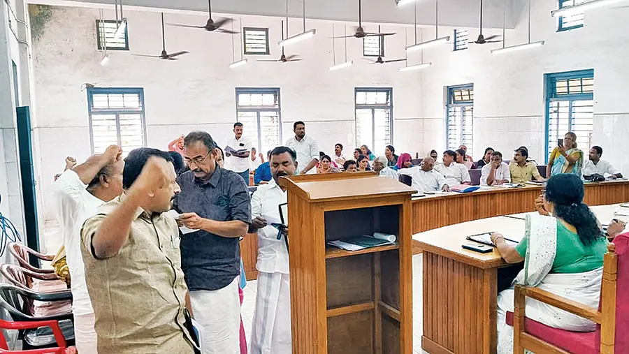 വികസനം അട്ടിമറിച്ച കായംകുളം നഗരസഭാ ബജറ്റിൽ പ്രതിഷേധിച്ച് എൽഡിഎഫ് കൗൺസിലർമാർ  കൗൺസിൽ ഹാളിൽ പ്രതിഷേധിക്കുന്നു