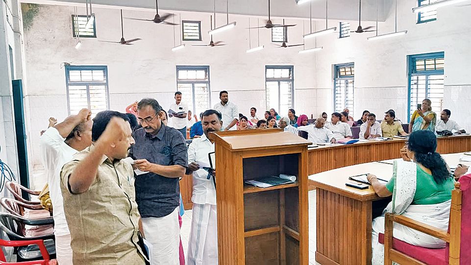 വികസനം അട്ടിമറിച്ച കായംകുളം നഗരസഭാ ബജറ്റിൽ പ്രതിഷേധിച്ച് എൽഡിഎഫ് കൗൺസിലർമാർ  കൗൺസിൽ ഹാളിൽ പ്രതിഷേധിക്കുന്നു