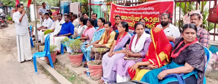 നഗരസഭാ കവാടത്തിന് മുന്നിൽ നടക്കുന്ന എൽഡിഎഫ് സമരം സിപിഐഎം ഏരിയ സെക്രട്ടറി എ അനിരുദ്ധൻ
ഉദ്ഘാടനം ചെയ്യുന്നു