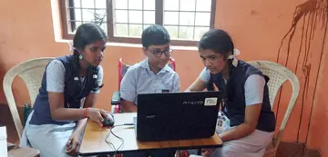 മണ്ണംപേട്ട മാതാ ഹൈസ്കൂളിലെ എട്ടാം ക്ലാസ് വിദ്യാര്‍ഥി ഒ ആര്‍ സൗരവിനെ പഠനത്തില്‍ സഹായിക്കുന്ന ലിറ്റില്‍ കൈറ്റ്സ് അംഗങ്ങളായ എസ് ബി ദേവനന്ദയും പി എസ് അനന്യയും