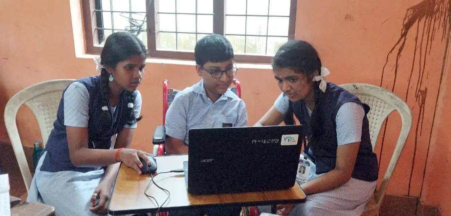 മണ്ണംപേട്ട മാതാ ഹൈസ്കൂളിലെ എട്ടാം ക്ലാസ് വിദ്യാര്‍ഥി ഒ ആര്‍ സൗരവിനെ പഠനത്തില്‍ സഹായിക്കുന്ന ലിറ്റില്‍ കൈറ്റ്സ് അംഗങ്ങളായ എസ് ബി ദേവനന്ദയും പി എസ് അനന്യയും