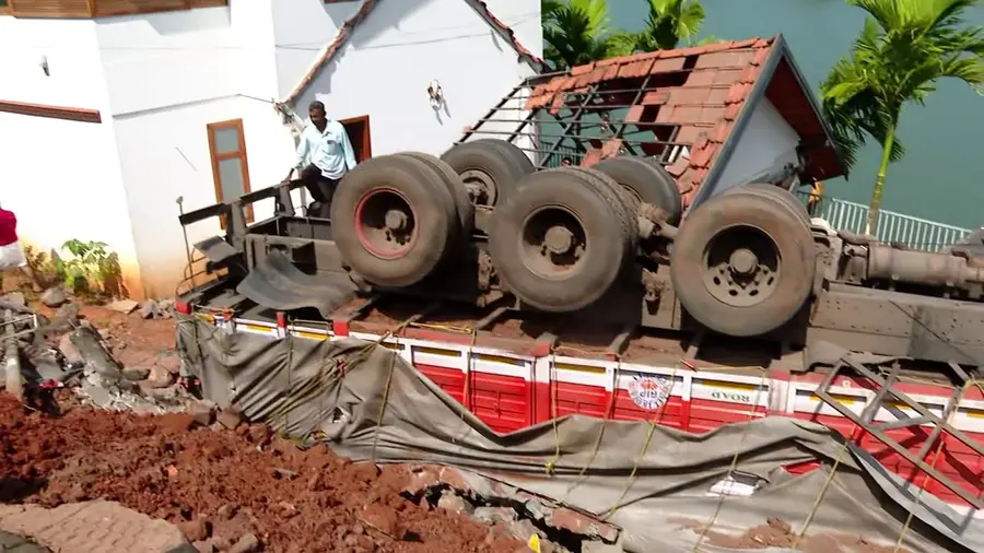 LORRY ACCIDENT .jpg
