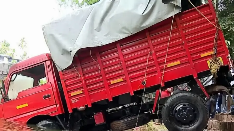 LORRY KANNUR ACCIDENT.