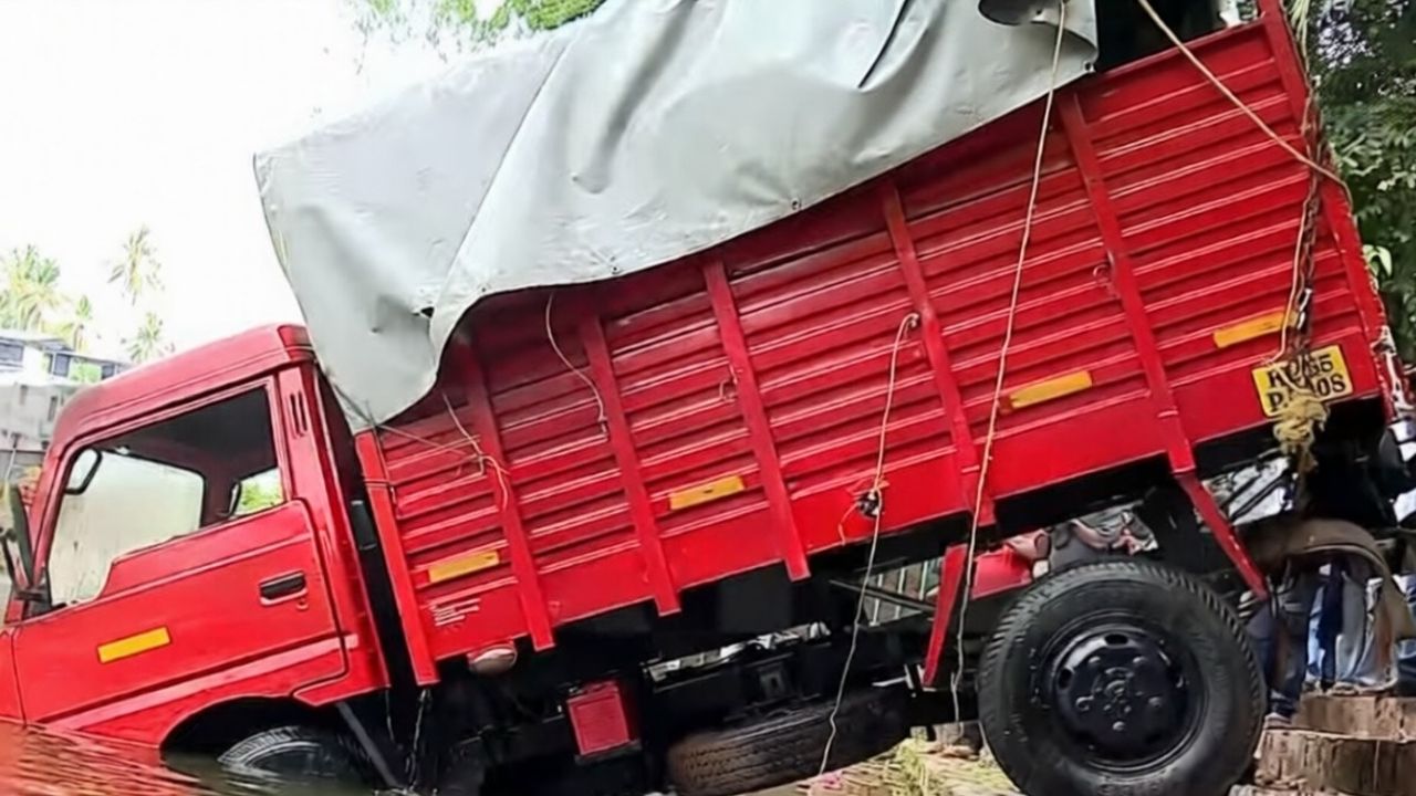 LORRY KANNUR ACCIDENT.