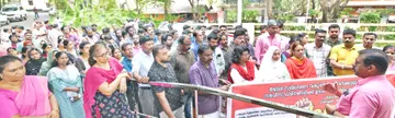 മലപ്പുറം തദ്ദേശ വകുപ്പ് ജോയിന്റ് ഡയറക്ടറുടെ കാര്യാലയത്തിനുമുമ്പില്‍ സംഘടിപ്പിച്ച പ്രതിഷേധയോഗം  എന്‍ജിഒ യൂണിയന്‍ സംസ്ഥാന സെക്രട്ടറിയറ്റ് അംഗം കെ വിജയകുമാര്‍ ഉദ്ഘാടനംചെയ്യുന്നു