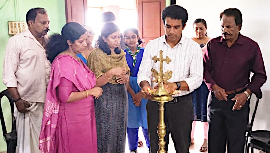 ചമ്പക്കുളം സെന്റ് മേരീസ് ഹയർസെക്കൻഡറി സ്‌കൂളിൽ സ്‌ക‍ൗട്ട്, ഗൈഡ്, എൻഎസ്എസ് യൂണിറ്റുകൾ സംഘടിപ്പിച്ച  ലഹരിവിരുദ്ധ ബോധവൽക്കരണ ക്ലാസ് രാമങ്കരി ഫസ്‌റ്റ്‌ ക്ലാസ് ചീഫ് ജുഡീഷ്യൽ മജിസ്ട്രേട്ട്‌ പി അരുൺകുമാർ ഉദ്ഘാടനംചെയ്യുന്നു
