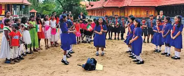 മുഹമ്മ സി എം എസ് എൽ പി സ്കൂൾ വിദ്യാർഥികൾ ലഹരിവിരുദ്ധ നാടകം അവതരിപ്പിക്കുന്നു 