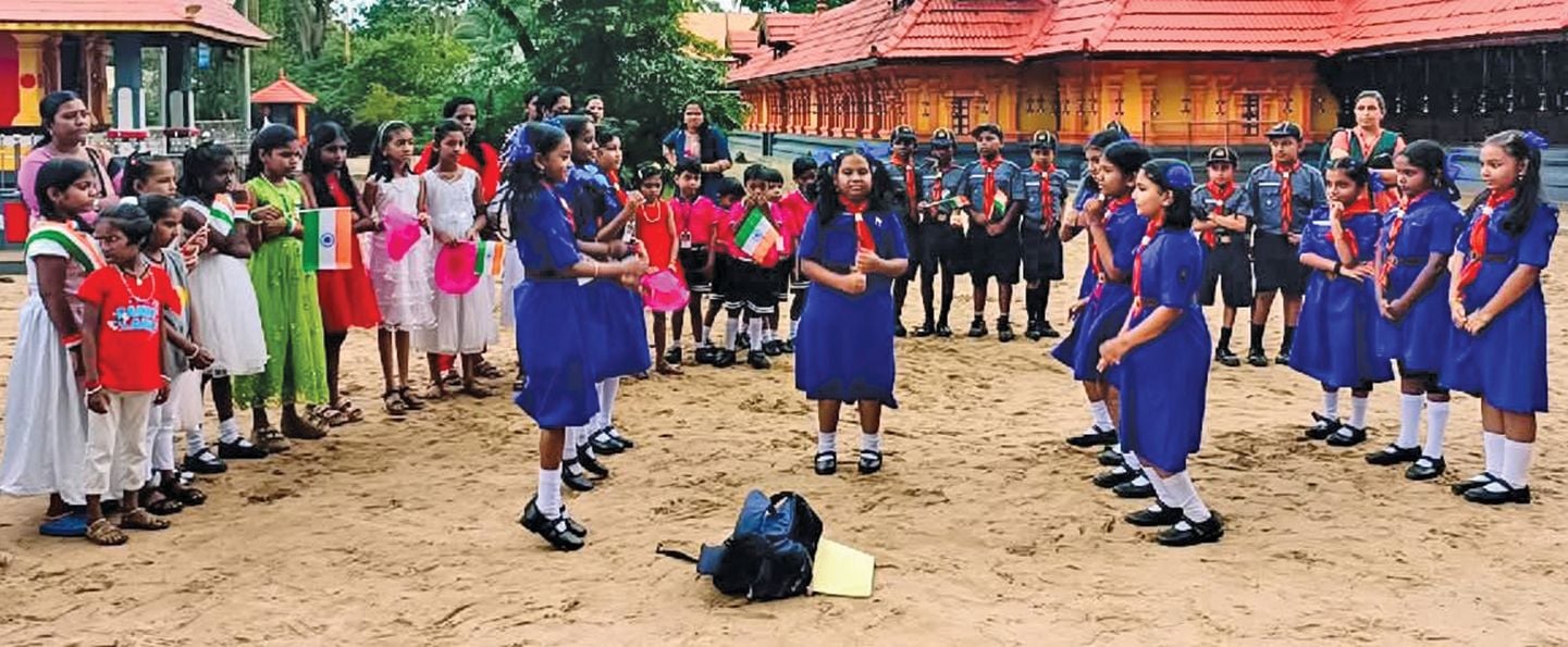 മുഹമ്മ സി എം എസ് എൽ പി സ്കൂൾ വിദ്യാർഥികൾ ലഹരിവിരുദ്ധ നാടകം അവതരിപ്പിക്കുന്നു 