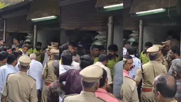 League Workers Block Minister .JPG