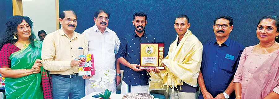 നൂറനാട് സി ബി ഗ്രൂപ്പിന്റെ ഉപഹാരം ലെഫ്റ്റനന്റ് ദേവന് നല്കി എം എസ് അരുൺകുമാർ എംഎൽഎ ആദരിക്കുന്നു 