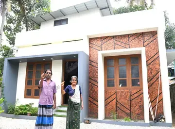 ലൈഫ് പദ്ധതി പ്രകാരം കൊല്ലം വെറ്റിലത്താഴത്ത് നിർമിച്ച വീടിനു മുന്നിൽ കോമളവും മകൻ സുനിൽ കുമാറും