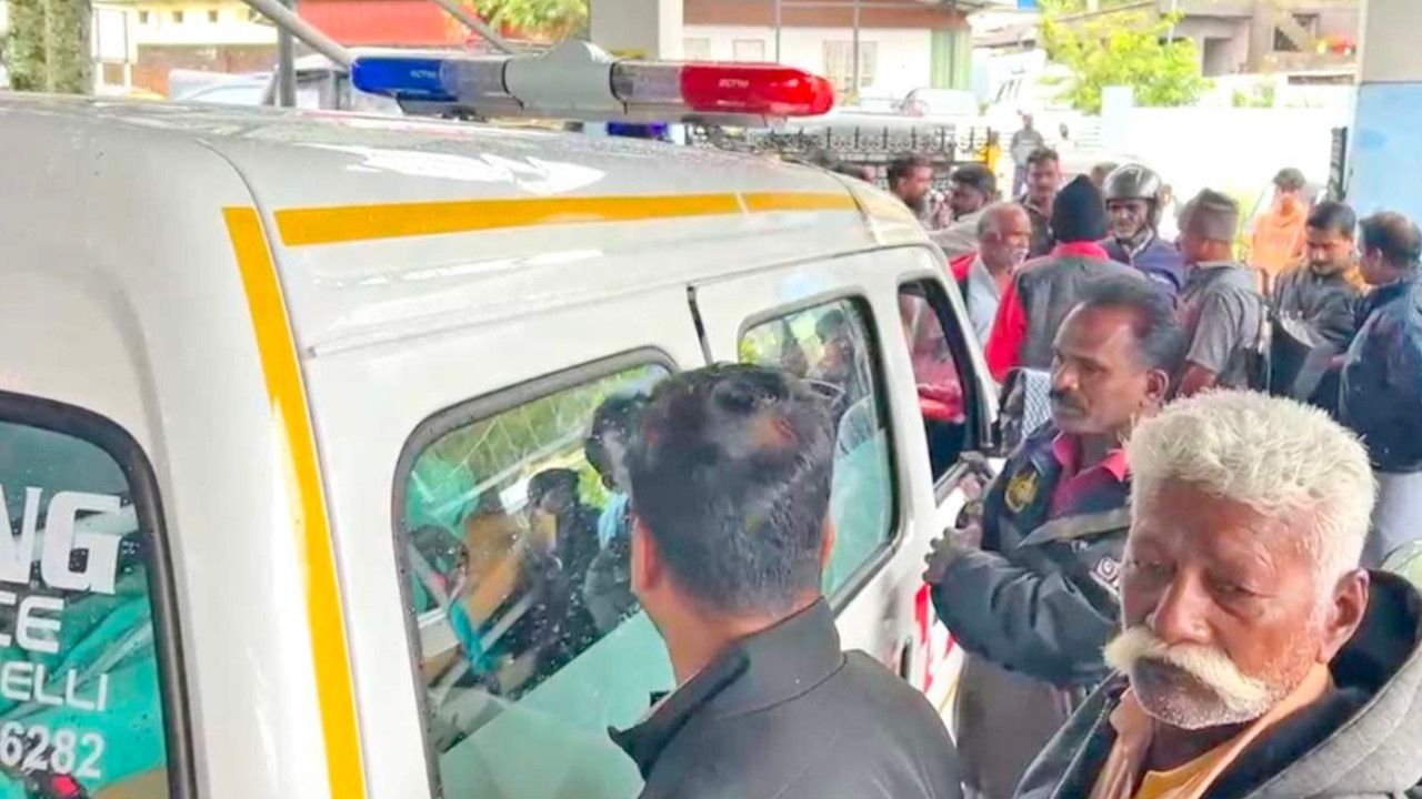  Locals Block Forest Department Officials.jpg