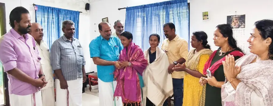 ഇന്ത്യൻ റോക്കറ്റ് ബോൾ ടീമിനെ പ്രതിനിധീകരിച്ച് ലോക മീറ്റിൽ പങ്കെടുക്കുന്ന ആൻസി മേരിയെയും
അൽഫോൻസ ജോണിനെയും ജില്ലാ പഞ്ചായത്ത് അംഗം ആർ റിയാസ് അനുമോദിക്കുന്നു