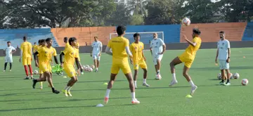 ഫോഴ്സ കൊച്ചിയുമായുള്ള മത്സരത്തിന് മുന്നോടിയായി പരിശീലനം നടത്തുന്ന തൃശൂർ മാജിക് എഫ്സി താരങ്ങൾ