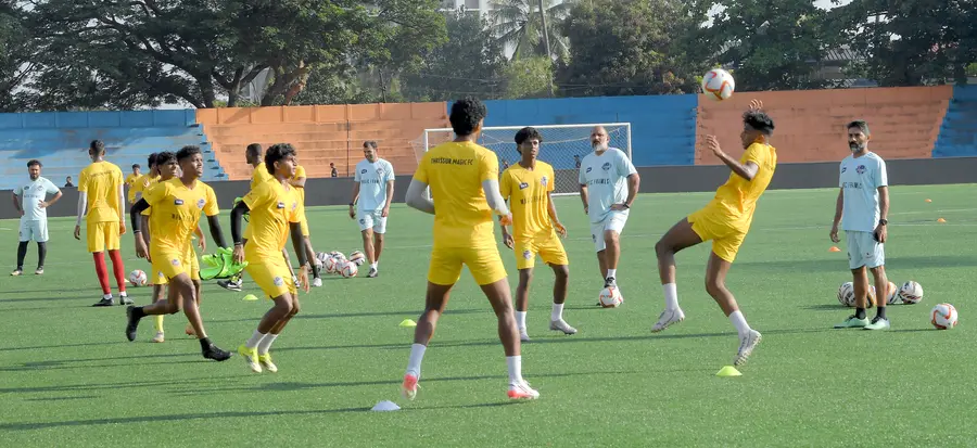 ഫോഴ്സ കൊച്ചിയുമായുള്ള മത്സരത്തിന് മുന്നോടിയായി പരിശീലനം നടത്തുന്ന തൃശൂർ മാജിക് എഫ്സി താരങ്ങൾ