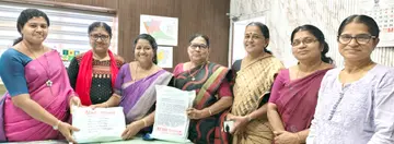 സ്ത്രീ സുരക്ഷാ പെൻഷൻ പദ്ധതി പുനഃസ്ഥാപിക്കണമെന്നാവശ്യപ്പെട്ട് മുഖ്യമന്ത്രിക്ക് സമർപ്പിക്കാൻ മഹിളാ അസോസിയേഷൻ ജില്ലാ കമ്മിറ്റി സമാഹരിച്ച ഒപ്പുകൾ സെക്രട്ടറി ഉഷ പ്രഭുകുമാർ കലക്ടർ ശിഖ സുരേന്ദ്രന് കൈമാറുന്നു