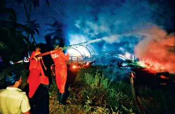 പൂക്കെെതയാറ്റിൽ തീപിടിച്ച പുരവഞ്ചിയിലെ തീയണയ്ക്കുന്നു ഫോട്ടോ: ജിഷ്ണു പൊന്നപ്പൻ