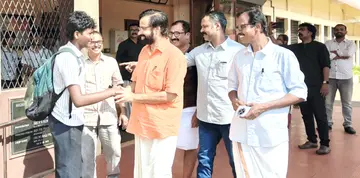അരിമ്പൂർ ഹൈസ്കൂളിലെത്തിയ മണലൂര്‍ എല്‍ഡിഎഫ് സ്ഥാനാര്‍ഥി പ്രൊഫ. സി രവീന്ദ്രനാഥ് വിദ്യാര്‍ഥിയോട് സംസാരിക്കുന്നു