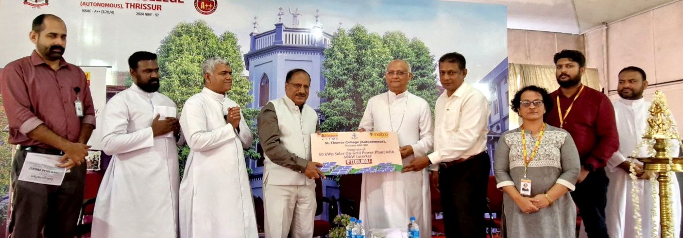 തൃശൂര്‍ സെന്റ് തോമസ് കോളേജിന് മണപ്പുറം ഫൗണ്ടേഷന്‍ നല്‍കിയ സോളാര്‍ ഓണ്‍-ഗ്രിഡ് പവര്‍ പ്ലാന്റും 60 കിലോ വാട്ടിന്റെ ഇന്‍വെര്‍ട്ടറും  മണപ്പുറം ഫൗണ്ടേഷന്‍ മാനേജിങ് ട്രസ്റ്റി വി പി നന്ദകുമാര്‍ ഉദ്ഘാടനം ചെയ്യുന്നു