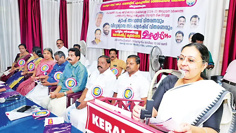 സഹകരണസംഘം ജീവനക്കാരുടെ മക്കൾക്ക് വിദ്യാഭ്യാസ മികവിന് ക്യാഷ് അവാർഡും സ്കോളർഷിപ്പും വിതരണം
മന്ത്രി വീണാ ജോർജ് ഉദ്ഘാടനംചെയ്യുന്നു