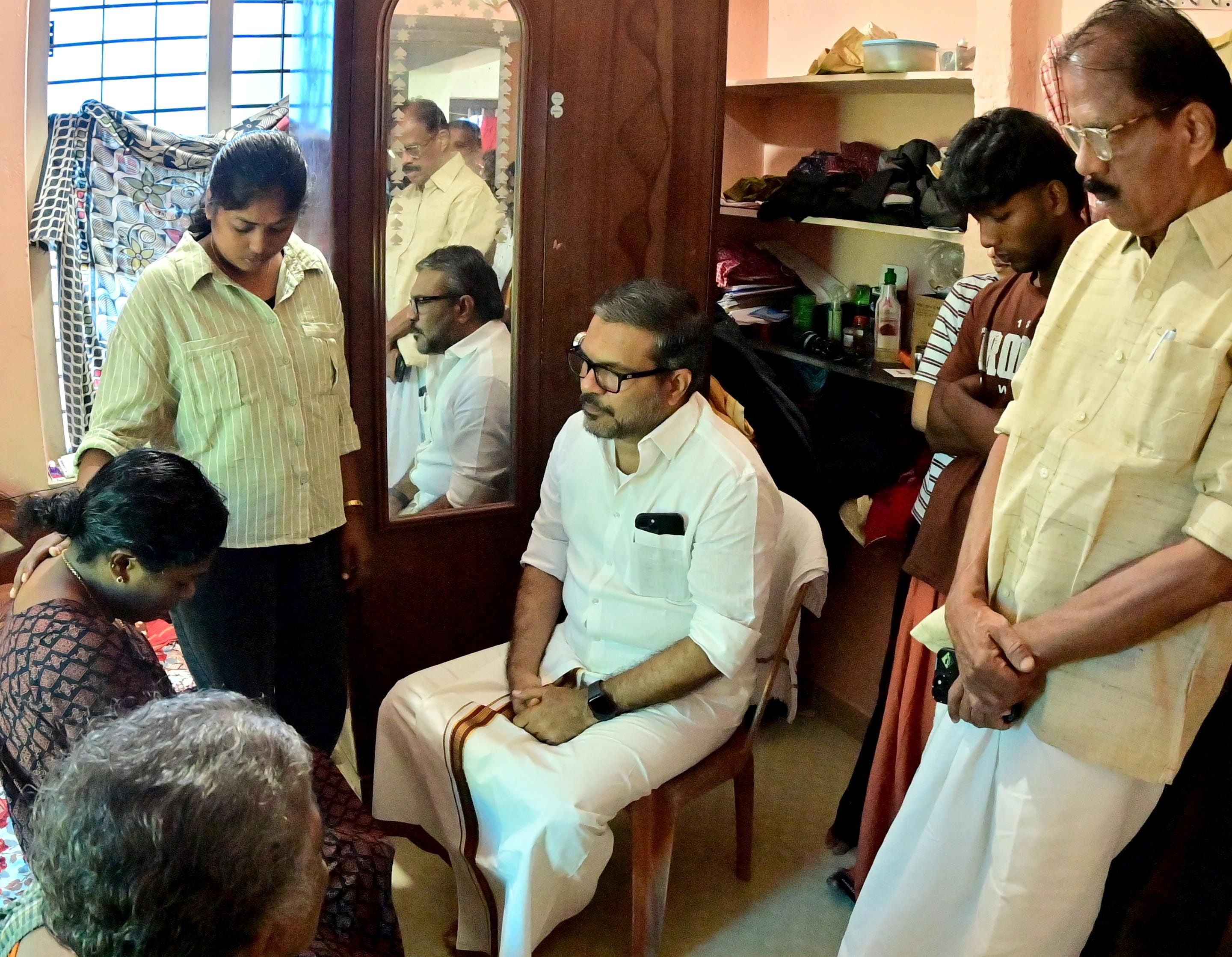 ഗോപികയുടെ അമ്മ സജിതയെയും  കുടുംബാംഗങ്ങളെയും  സിപിഐ എം സംസ്ഥാന സെക്രട്ടറിയറ്റ് അംഗം  എം ബി രാജേഷ്, ജില്ലാ സെക്രട്ടറി  വി ചെന്താമരാക്ഷൻ എന്നിവർ ആശ്വസിപ്പിക്കുന്നു