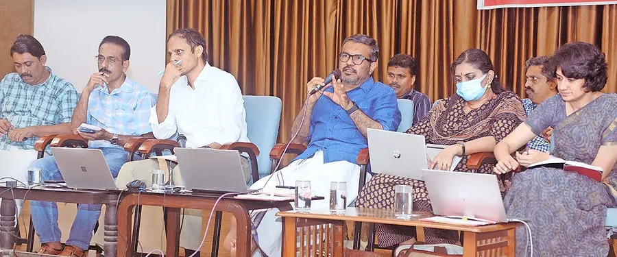 തദ്ദേശ വകുപ്പിന്റെ ജില്ലയിലെ പദ്ധതികളുടെ അവലോകന യോഗത്തിൽ മന്ത്രി എം ബി രാജേഷ് സംസാരിക്കുന്നു