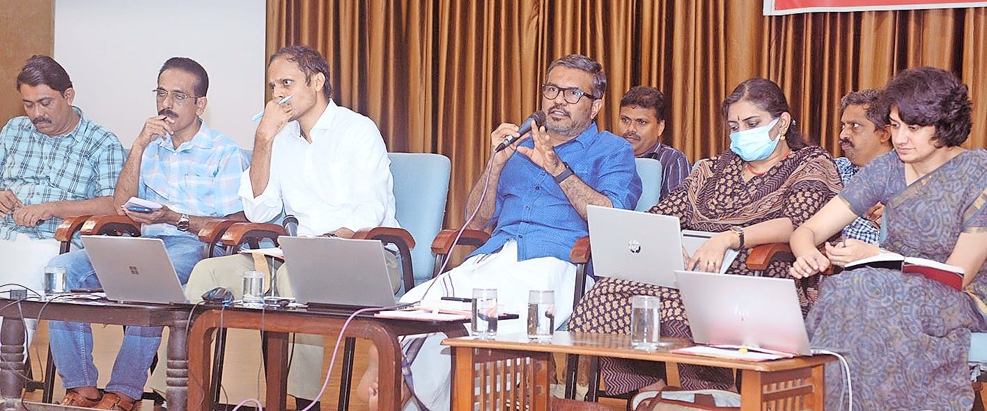 തദ്ദേശ വകുപ്പിന്റെ ജില്ലയിലെ പദ്ധതികളുടെ അവലോകന യോഗത്തിൽ മന്ത്രി എം ബി രാജേഷ് സംസാരിക്കുന്നു