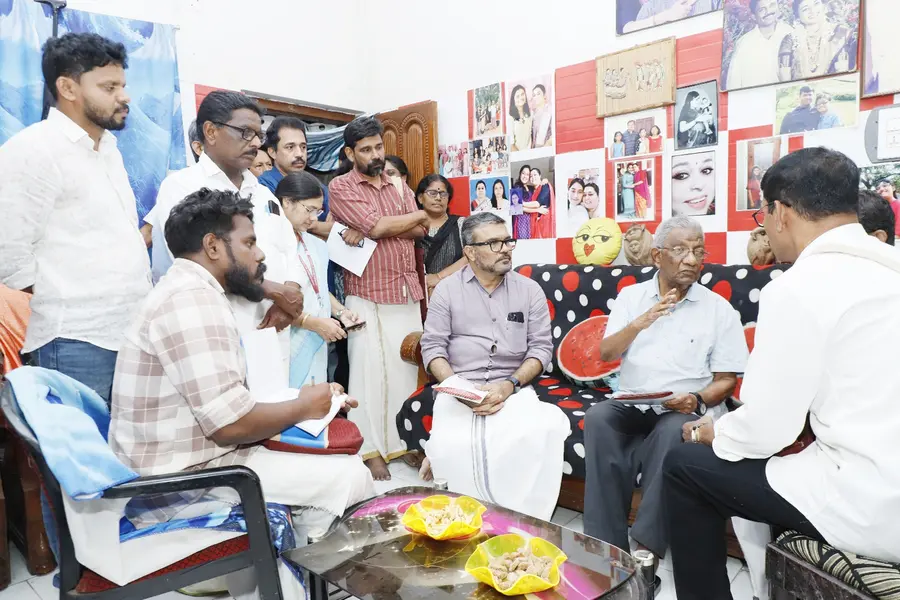 സിറ്റിസൺ റെസ്പോൺസ് പ്രോഗ്രാം ജില്ലാ ഉദ്ഘാടനം നാഗലശേരി പഞ്ചായത്ത് രണ്ടാം വാർഡിലെ
ഡോ. വി സേതുമാധവന്റെ വീട്ടിൽ മന്ത്രി എം ബി രാജേഷ് നിർവഹിക്കുന്നു