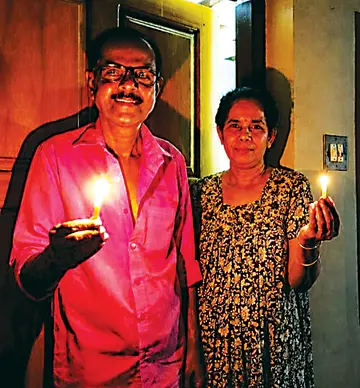 ആലപ്പുഴ വലിയമരംവാർഡിൽ കെ ജി രഘുദേവും ഭാര്യ എ സുമയും മെഴുകുതിരി കൊളുത്തി പ്രതിഷേധിക്കുന്നു