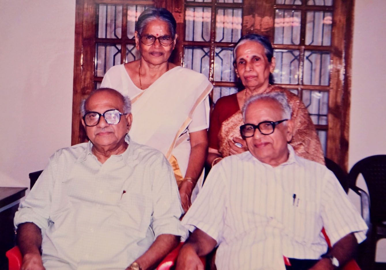 പി കെ വി, ഭാര്യ ലക്ഷ്‌മിക്കുട്ടിയമ്മ എന്നിവർക്കൊപ്പം പി ജിയും ഭാര്യ രാജമ്മയും