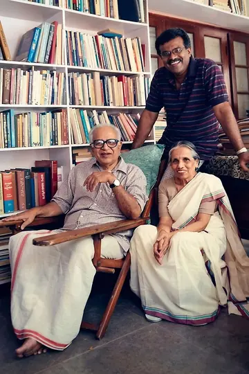 ഭാര്യ പ്രൊഫ. എം ജെ രാജമ്മ, മകൻ  എം ജി രാധാകൃഷ്‌ണൻ എന്നിവർക്കൊപ്പം പി ജി