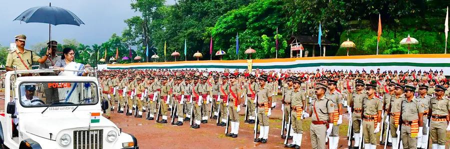 തൃശൂർ തേക്കിൻകാട് മൈതാനിയിൽ നടന്ന സ്വാതന്ത്ര്യദിനാഘോഷ പരേഡ് മന്ത്രി ആർ ബിന്ദു പരിശോധിക്കുന്നു