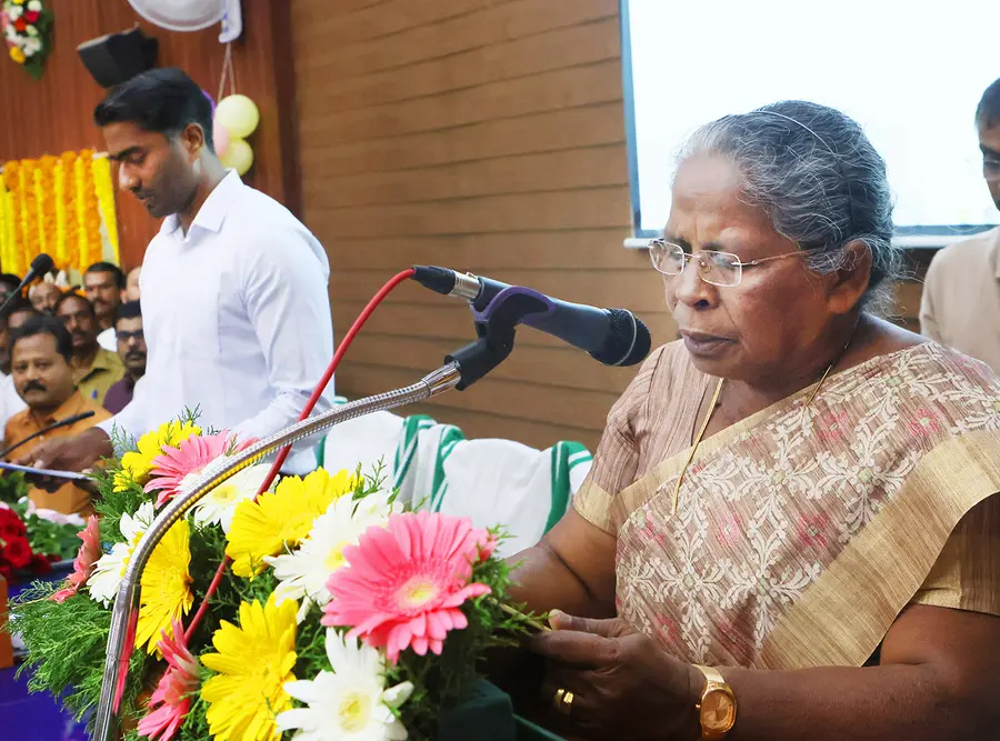 തൃശൂർ കോർപറേഷൻ അംഗങ്ങളുടെ സത്യപ്രതിജ്ഞാ ചടങ്ങിൽ മുതിർന്ന അംഗം എം എൽ  റോസിക്ക് കലക്ടർ അർജുൻ പാണ്ഡ്യൻ സത്യവാചകം  ചൊല്ലിക്കൊടുക്കുന്നു