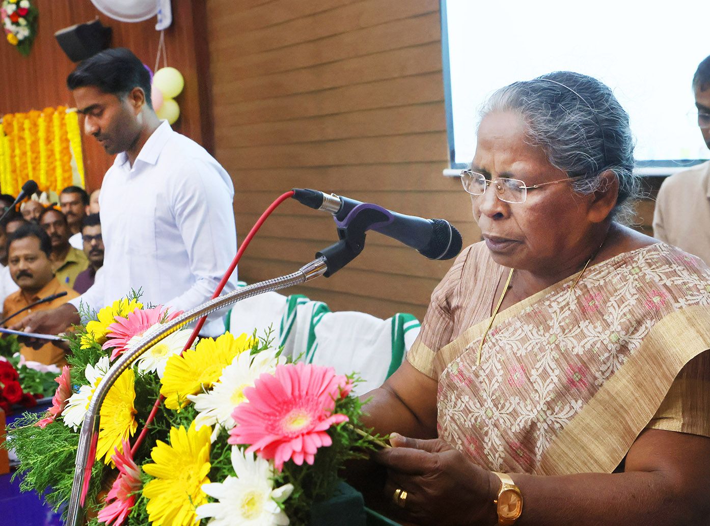 തൃശൂർ കോർപറേഷൻ അംഗങ്ങളുടെ സത്യപ്രതിജ്ഞാ ചടങ്ങിൽ മുതിർന്ന അംഗം എം എൽ  റോസിക്ക് കലക്ടർ അർജുൻ പാണ്ഡ്യൻ സത്യവാചകം  ചൊല്ലിക്കൊടുക്കുന്നു
