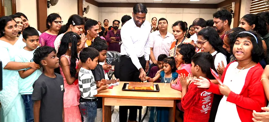 മുഖാമുഖം മീറ്റ് യുവര് കലക്ടര് പരിപാടിയില് പങ്കെടുക്കാനെത്തിയ കുട്ടികള്ക്കൊപ്പം കലക്ടര് അര്ജുന് പാണ്ഡ്യന്
കേക്ക് മുറിക്കുന്നു