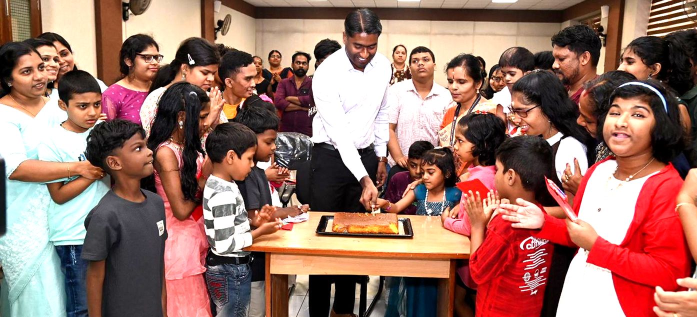 മുഖാമുഖം മീറ്റ് യുവര്‍ കലക്ടര്‍ പരിപാടിയില്‍ പങ്കെടുക്കാനെത്തിയ കുട്ടികള്‍ക്കൊപ്പം കലക്ടര്‍ അര്‍ജുന്‍ പാണ്ഡ്യന്‍  കേക്ക് മുറിക്കുന്നു