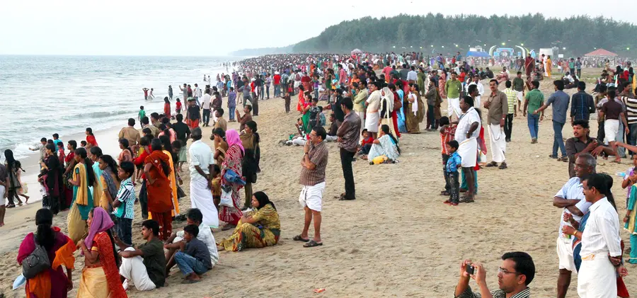 അഴീക്കോട് മുനയ്ക്കൽ മുസിരിസ് ബീച്ചിലെ ജനത്തിരക്ക്