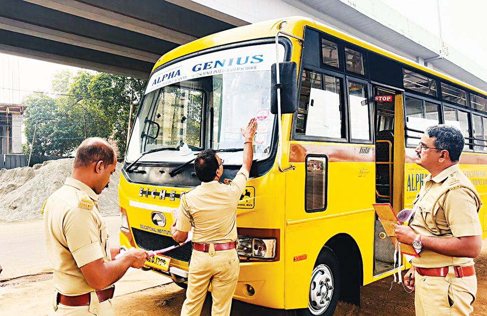 ആലപ്പുഴ ബീച്ചിൽ നടന്ന സ്-കൂൾ ബസുകളുടെ സുരക്ഷാ പരിശോധന 