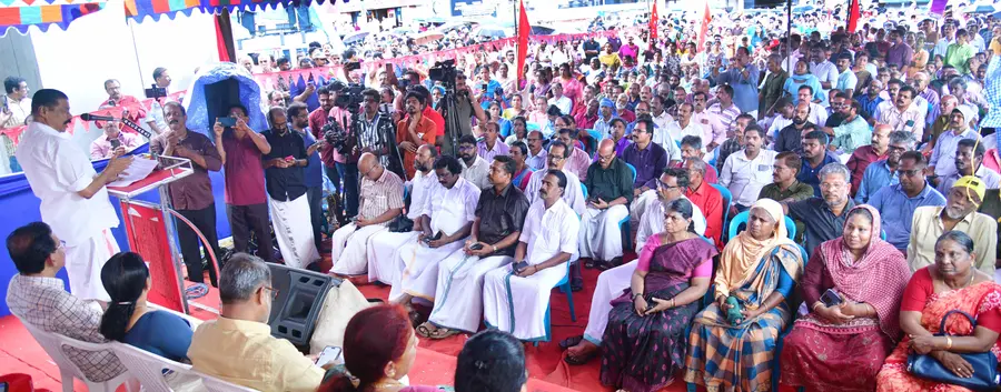 പാലക്കാട് റെയിൽവേ ഡിവിഷൻ വെട്ടിമുറിച്ച നടപടിയിൽ പ്രതിഷേധിച്ച് സിപിഐ എം നേതൃത്വത്തിൽ ഷൊർണൂർ റെയിൽവേ സ്റ്റേഷനിൽ നടത്തിയ മാർച്ച് സംസ്ഥാന സെക്രട്ടറി എം വി ഗോവിന്ദൻ ഉദ്‌ഘാടനം ചെയ്യുന്നു 