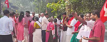 ജില്ലാ പഞ്ചായത്ത് നൂറനാട് ഡിവിഷൻ എൽഡിഎഫ് സ്ഥാനാർഥി എ മഹേന്ദ്രനെ വോട്ടർമാർ സ്വീകരിക്കുന്നു