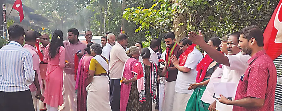 ജില്ലാ പഞ്ചായത്ത് നൂറനാട് ഡിവിഷൻ എൽഡിഎഫ് സ്ഥാനാർഥി എ മഹേന്ദ്രനെ വോട്ടർമാർ സ്വീകരിക്കുന്നു